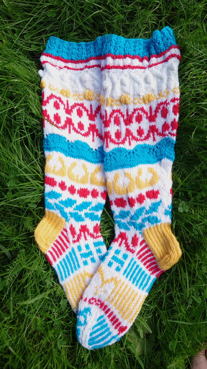 KirsiOjanpera's tweet photo. Minna Metsänen and Sisko Sälpäkivi were inspired by the works of the Taidekoti Kirpilä art collection for these amazing socks.
Minna Metsänen ja Sisko Sälpäkivi saivat inspiraationsa näihin upeisiin sukkiin Taidekoti Kirpilän taidekokoelman teoksista.
#villasukat #woolsocks https://t.co/6esfx5u56b