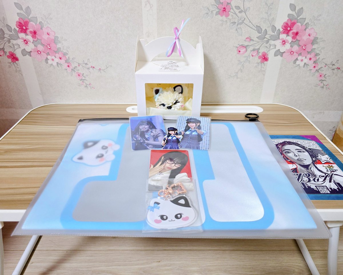 MINI_0807_'s tweet photo. プルリムさんのキャラクターフラワー、トレカ2枚、アクリルキーホルダー、応援スローガン、そして韓国YOU:MEさんが分かち合ってくれた公式トレカまで、本当にありがとうございます！🥹🥹🫶🏻🫶🏻🫶🏻🩷🩷🩷🩷❤️‍🔥❤️‍🔥❤️‍🔥❤️‍🔥❤️‍🔥

#리논이_우리의_기둥이다냥 https://t.co/pnAAZXbFrr
