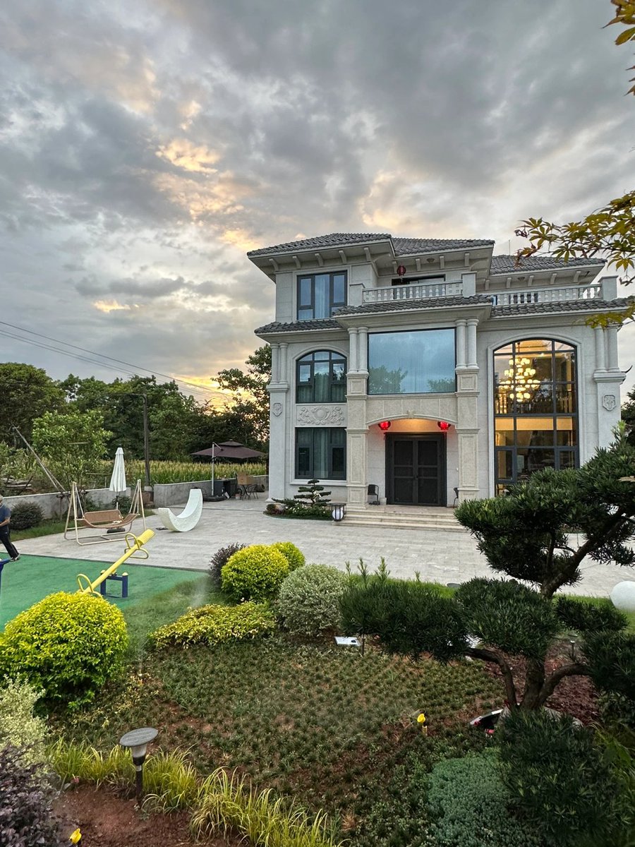 庭の灯りは帰り道の目印。水面に映る影を見て、詩のような世界が足元にあることに気づく🏡