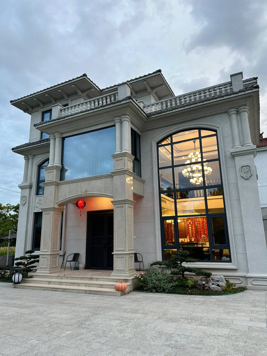 Codiecewser's tweet image. 小さな橋のそばで灯りが夢のように揺れ、石の台には歳月が詩のように刻まれ、暮らしはここで静かに語られる🌉