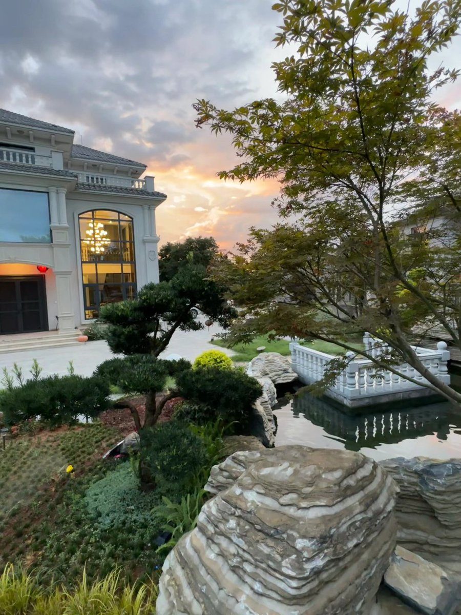 Codiecewser's tweet image. 小さな橋のそばで灯りが夢のように揺れ、石の台には歳月が詩のように刻まれ、暮らしはここで静かに語られる🌉