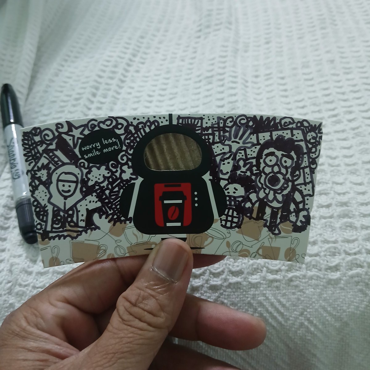 gelorabiru's tweet photo. Kill the boredom.
Nasib baik ada pen Sharpie kita bawa.
Lepas meneguk secawan kopi mocha, terus dapat ilham untuk hilangkan kebosanan dengan conteng2 atas cangkir kertas ni.
Siap dalam 40minit.
#doodleart #coffeebot #sharpiepen #conteng https://t.co/NVjFlhFgs4