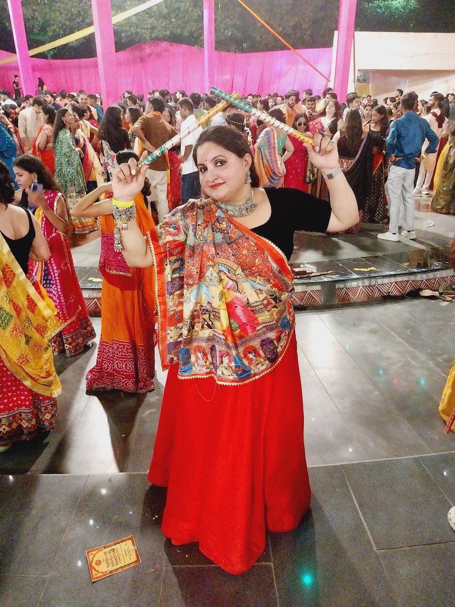 तनाव से केवल समस्याएं जन्म लेती हैं समाधान खोजना है तो मुस्कुराना ही पड़ेगा।
शुभ रविवार 🌄 राधे राधे 🙏🏻