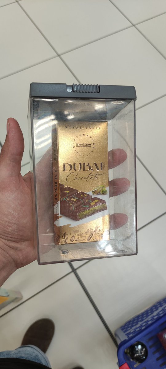 ElEscrotito's tweet photo. Vengo de robar un strawberry ice del estanco y cuando voy to confiao a robar mi tabletita de chocolate dubai me doy cuenta que les han puesto alarma. Que es lo siguiente? Alarmas en las smashburguers? https://t.co/JQDIZ6mC2l