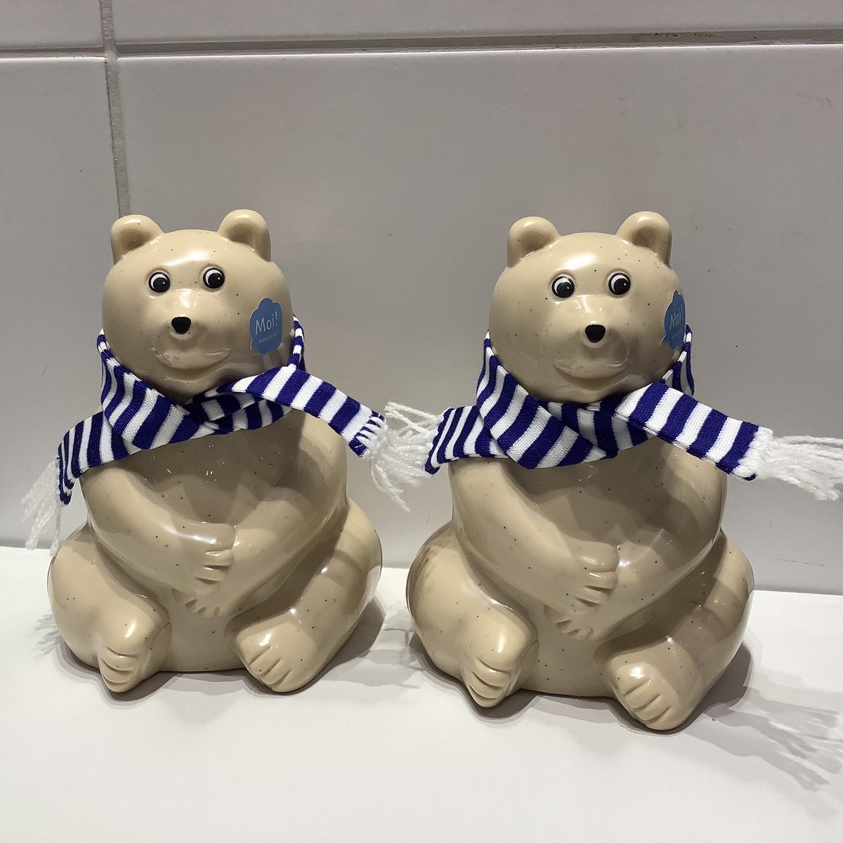 毎年好評のマフラー付きシロクマ貯金箱が2025年も登場しました！ 白い