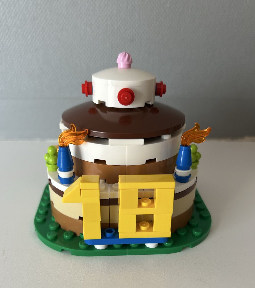 daruma_chan15's tweet photo. サンタとバースデーケーキ完成✨
かわいい💕クリスマス待てず🤭
#LEGO
#LEGOsanta
#LEGOChristmas https://t.co/uybHXtkfkF