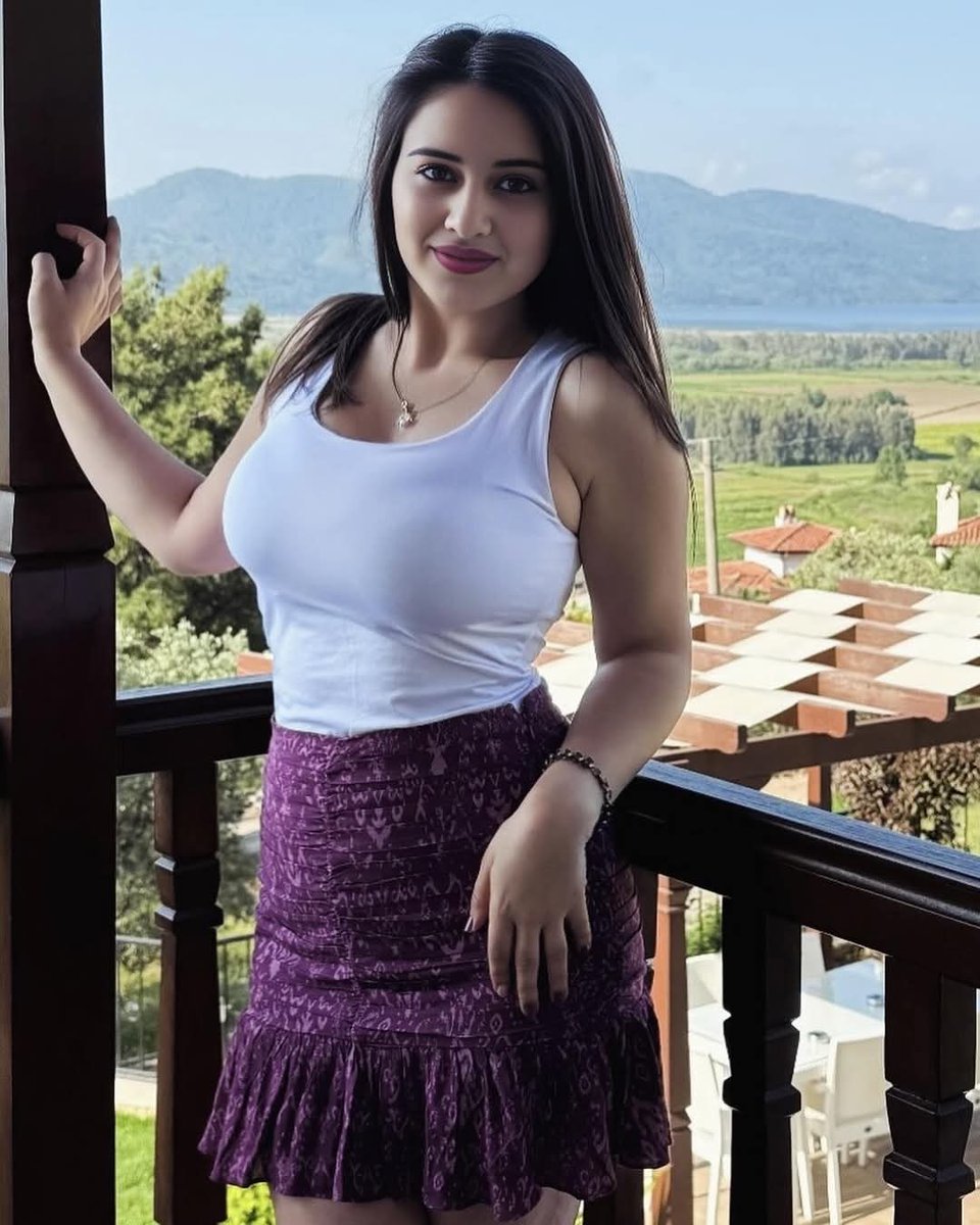 krisaloni2003s's tweet photo. Hot figure...❤️🥀😊 https://t.co/sHc2twSWMh