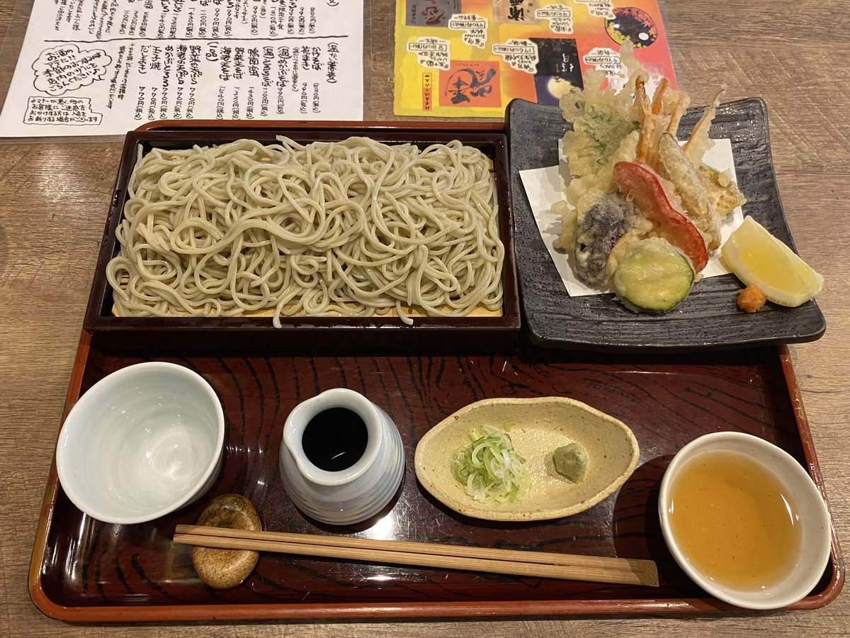I went to a famous soba restaurant known for its delicious noodles by bus. Tempura tasted better than I had thought.