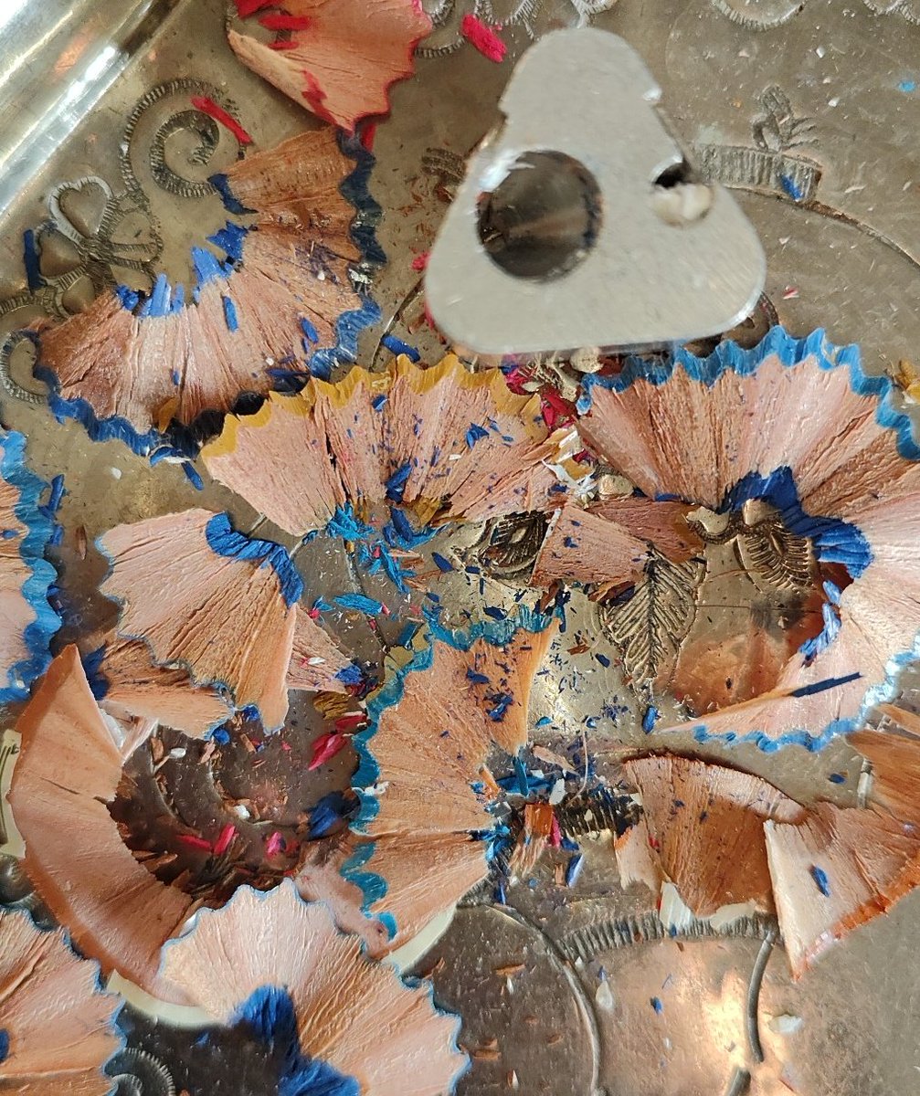 Atelier462's tweet image. a trail of crayons...
#drawing #crayons #art #detail #inprogress #ArtistOnX