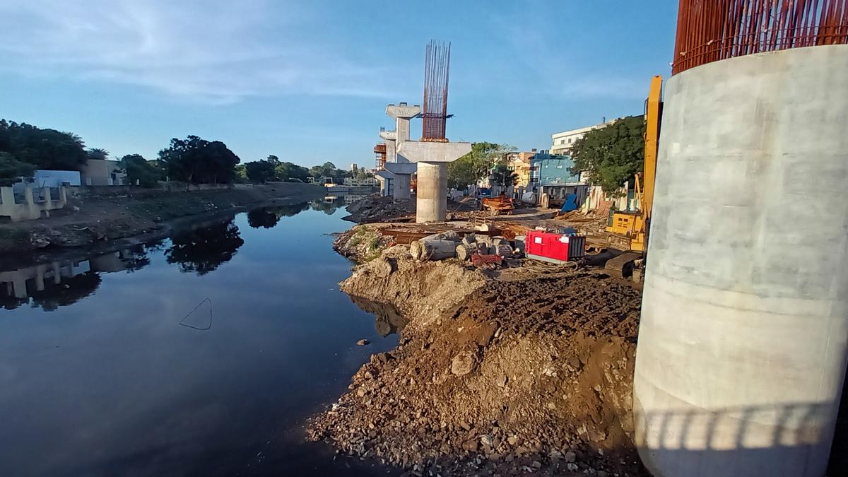 🚨 Debris from corridor work narrows cooum, triggers flood concern

Debris from elevated corridor work has reduced the Cooum’s width to 30 m, raising flood risk in Egmore, Chintadripet, Nungambakkam and Anna Nagar. Engineers say it must be widened to 70 m before monsoon.