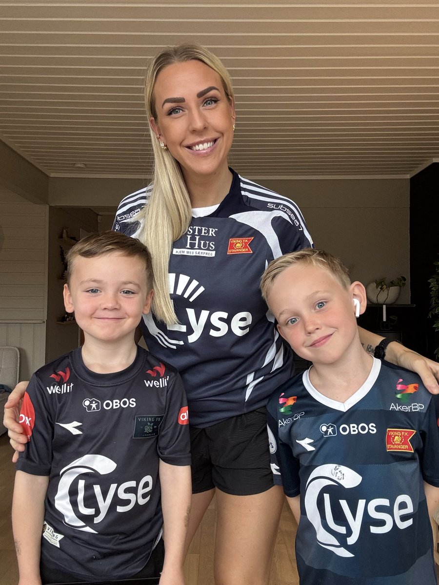 Når mannen har gått på pub med Brann supportere så kler jeg gutta opp i Viking drakter. Barnevakt er på vei, klar for stadion!