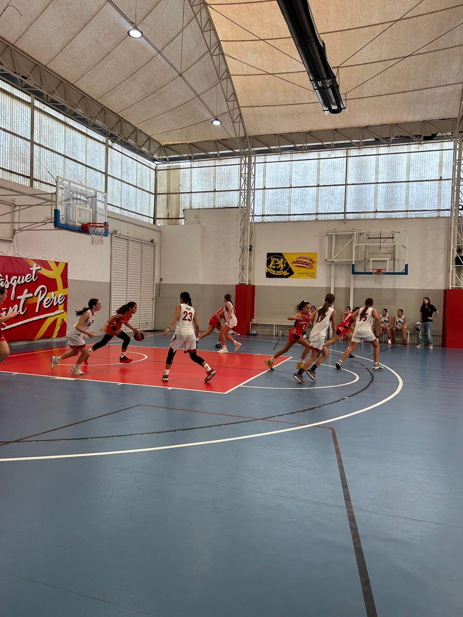 🏀⛹️🏻‍♀️ RESULTATS | <a href="/CBSantPere/">Bàsquet Sant Pere</a> 65 - INFANTIL FEMENÍ 34
📝 Hem sortit adormides, fet que ens ha condicionat en el marcador. Tot i això, hem tingut moments d’intensitat en què hem sabut jugar en equip. Cal seguir treballant per mantenir aquest ritme durant els 40 minuts! 💪🏼