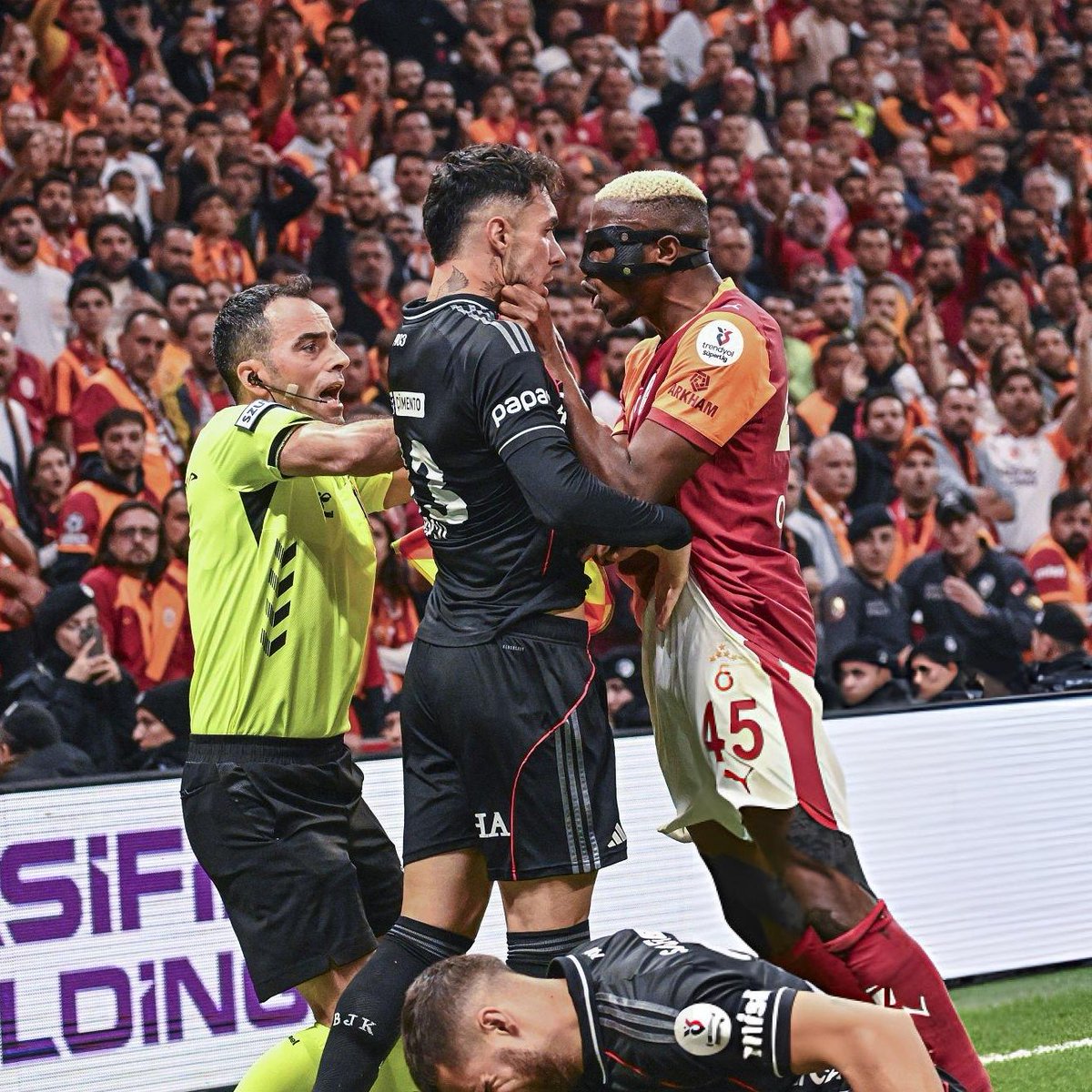 beIN Trio'da Osimhen - Emirhan pozisyonu değerlendirildi.

Bahattin Duran: "Osimhen düşerken Jurasek'i de düşürdü. Emirhan ve Osimhen arasında gerginliğin dışına çıkıldı. Osimhen'in Emirhan'a yaptığı hareket, çok net kırmızı kart. Boğazını tuttu ve sıktı. Emirhan sarı kart,