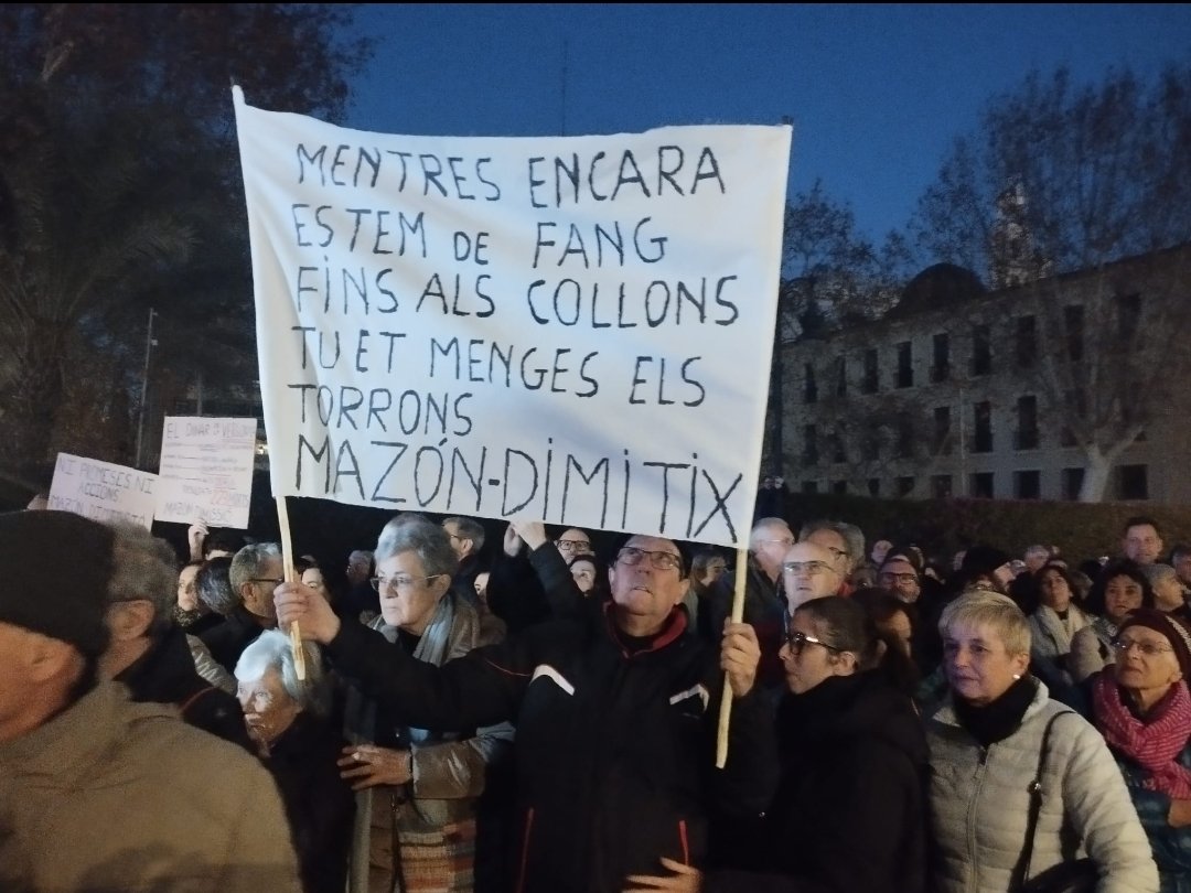 🔵Camí del primer aniversari de la dana del 29-O vull anar compartint #reflexions a partir la informació que  tenim.
🔴Alguns, i Mazón el primer, no van estar tan desconnectats del que passava com semblava al principi. És pitjor. Va ser més cosa de frivolitat i incompetència🧵👇