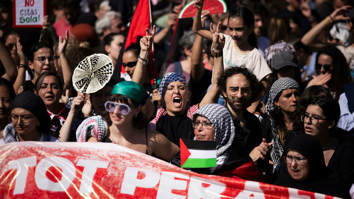 #Gaza Las mayores protestas en España desde el inicio de la masacre en Gaza sacan a una multitud a las calles. Las manifestaciones se extienden a más de 70 ciudades, con asistencia masiva en Madrid y Barcelona.