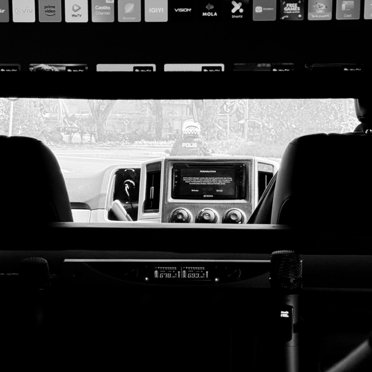_smkotaro's tweet image. Woke up at 4AM to catch my flight to Bali landed, got a full-on police escort straight to a podcast shoot with @UmarIrene, Indonesia’s Vice Minister of Creative Economy and @linda_adami_xyz partners at @quantum_temple. 

Now I’m back at the airport, and seeing MIRAI BAJO as the…
