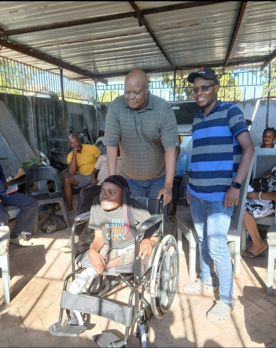 NDWGHarare2024's tweet image. Hon. Job Sikhala handed over a wheelchair to Artmore Mushavati who had all along been moving with  a mobile chair which outlived its span for 15 years. Artmore Mushavati was a prison inmate at Chikurubi together with Hon. Sikhala during his longest pre-trial detention. #Helping.