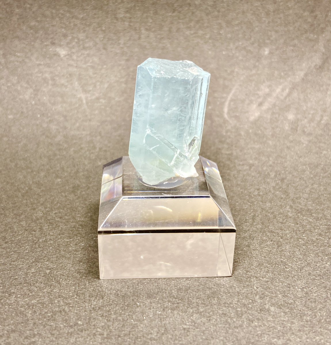 ふらっと寄った石屋さんでアクアマリン購入
そこそこのサイズがあるのにとんでもなく安くてびっくり
入荷したばかりだと店員さんがおっしゃっていました
写真では見にくいですがかなり透明感アリです
いい買い物でした！