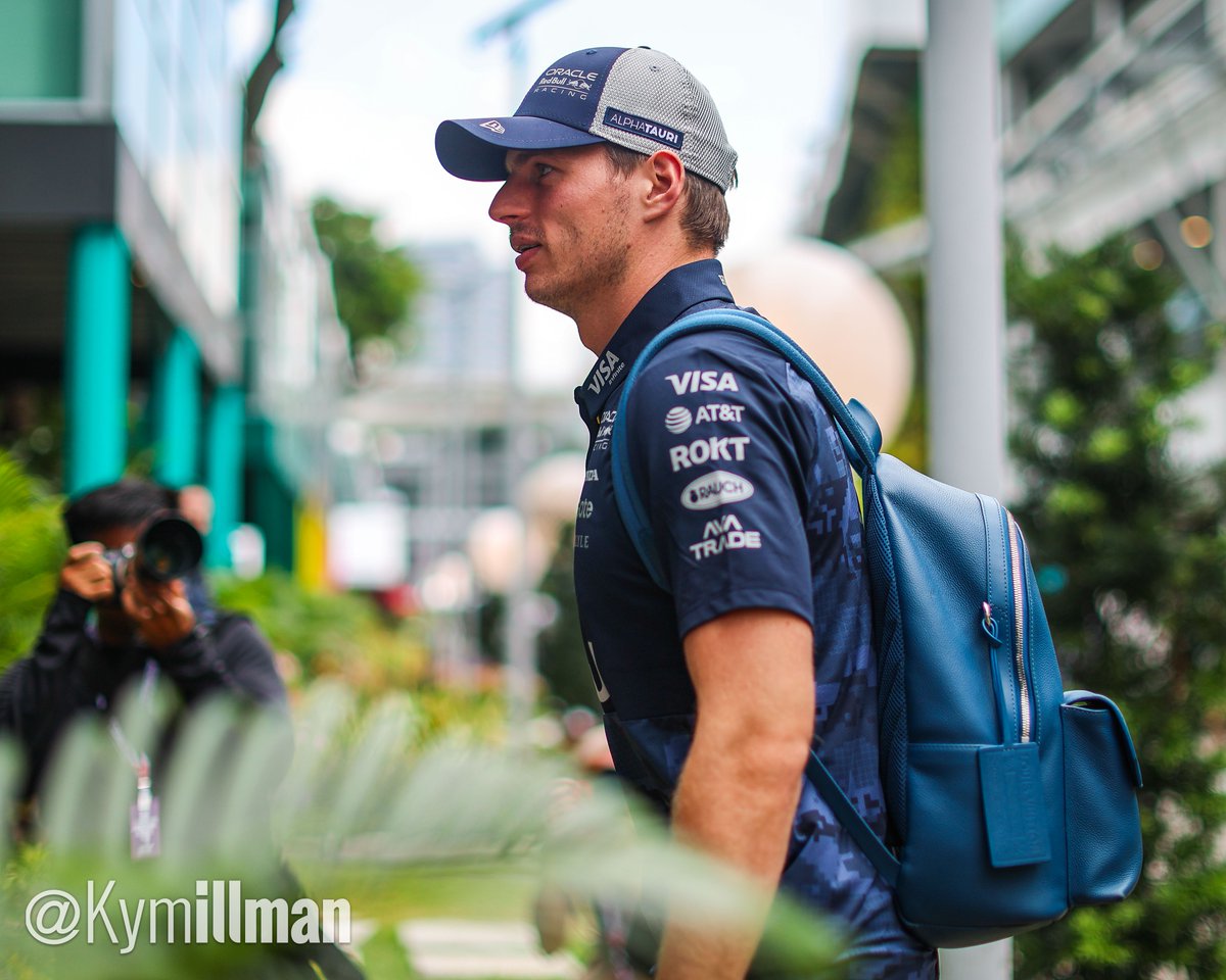 KymIllman's tweet image. ON THE HUNT

Max arrived with Helmut Marko and Raymond Vermeulen trailing slightly behind. Starting from second today, he’ll certainly fancy his chances of taking the win.

#formula1 #f1 #f1content #SingaporeGP #MaxVerstappen #RedBullRacing