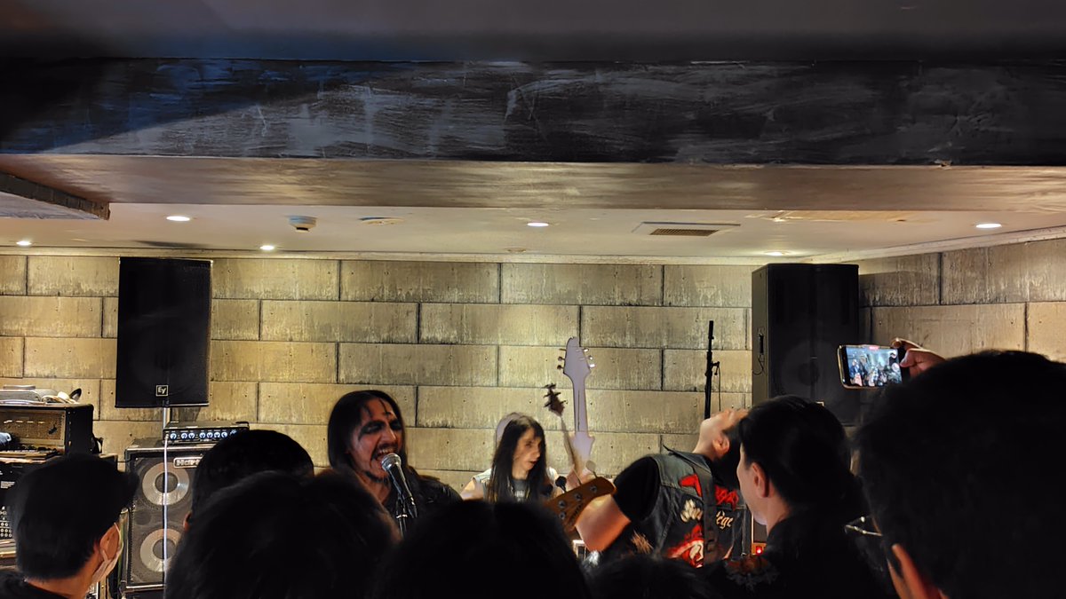 JellybeanT87357's tweet image. ライヴ2025·58-3
BAFOMET
10/4

国産のブラック/スピードメタル。

パンキッシュな雰囲気の強い楽曲はどれもノリが良く、フロアの反応も上々。こちらが目当ての人もいたんじゃなかろうか。

メタリックな質感を持って疾走する様に、モーターヘッドのスピードメタル遺伝子を垣間見たライヴでした。