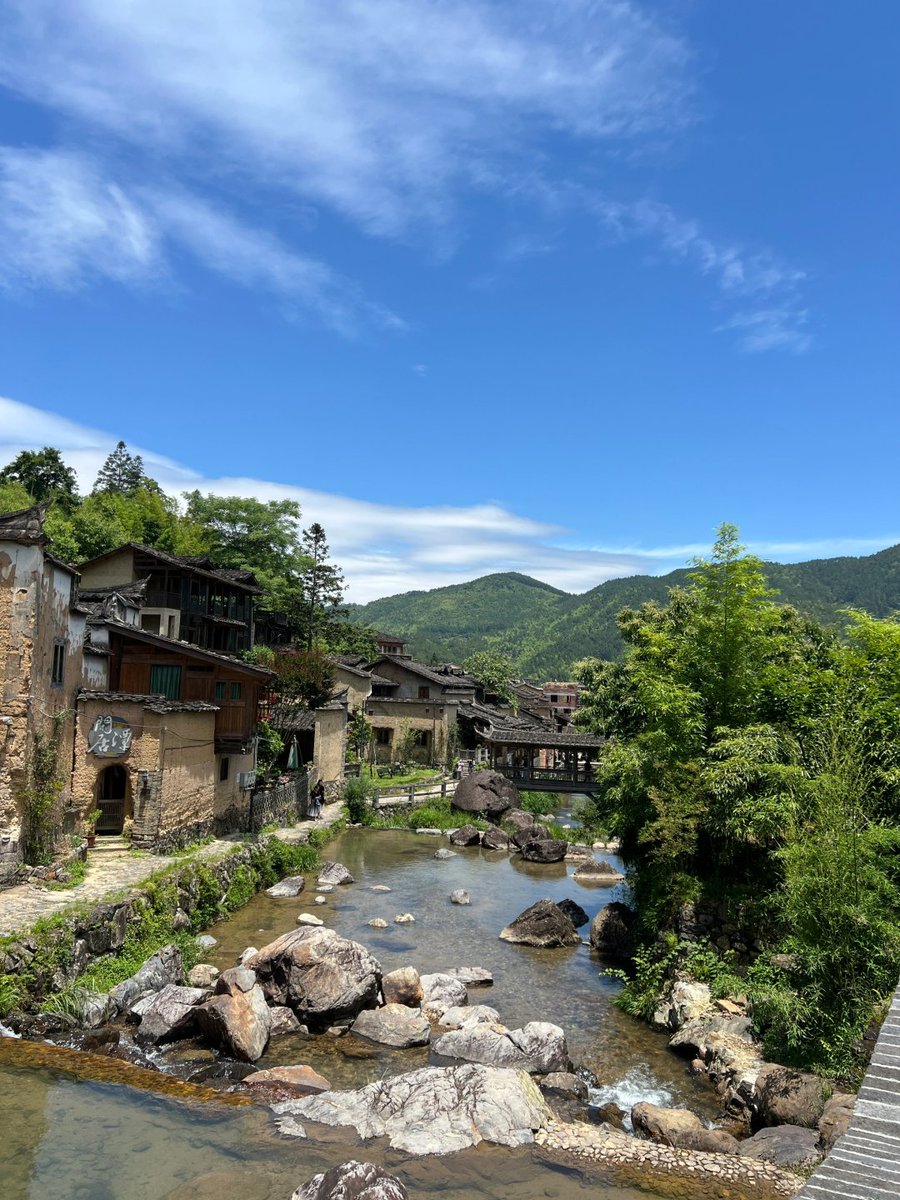 川の石は長年水に撫でられ、屋根は青い山と夢を共にする。日々は水の流れの中でゆっくりと花開く🌸