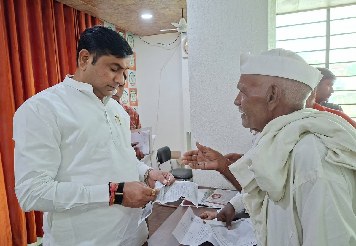 isomendratomar's tweet photo. "हर सांस, हर प्रयास - जनसेवा को समर्पित"
आज शास्त्रीनगर, मेरठ स्थित कैंप कार्यालय पर दूर-दराज से आए आगंतुकों से भेंटकर उनकी समस्याओं से अवगत हुआ और उनके निराकरण हेतु संबंधित अधिकारियों को आवश्यक दिशा निर्देश दिए।
#PublicGrievance #GrievanceRedressal #CitizensFeedback #PeopleConnect #SomendraTomar #Meerut #PublicInteraction #JanAwareness
