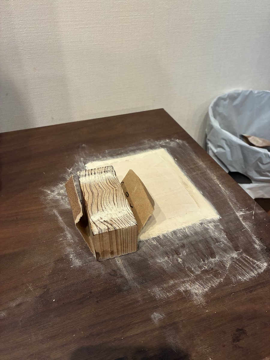 1日経ったので、やすりがけ中。ある程度で妥協したくなるけど凹凸がなくなるまで頑張る💪