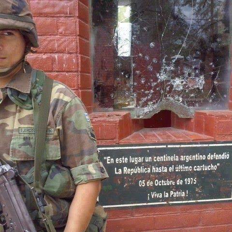El 5 de octubre de 1975 el grupo terrorista peronista Montoneros, en pleno gobierno democrático de su mismo signo político, atacó el RI Mte 29 Cnl Warnes de Formosa, asesinando a un oficial, un suboficial y 10 soldados.
Respeto y reconocimiento para los defensores del cuartel.