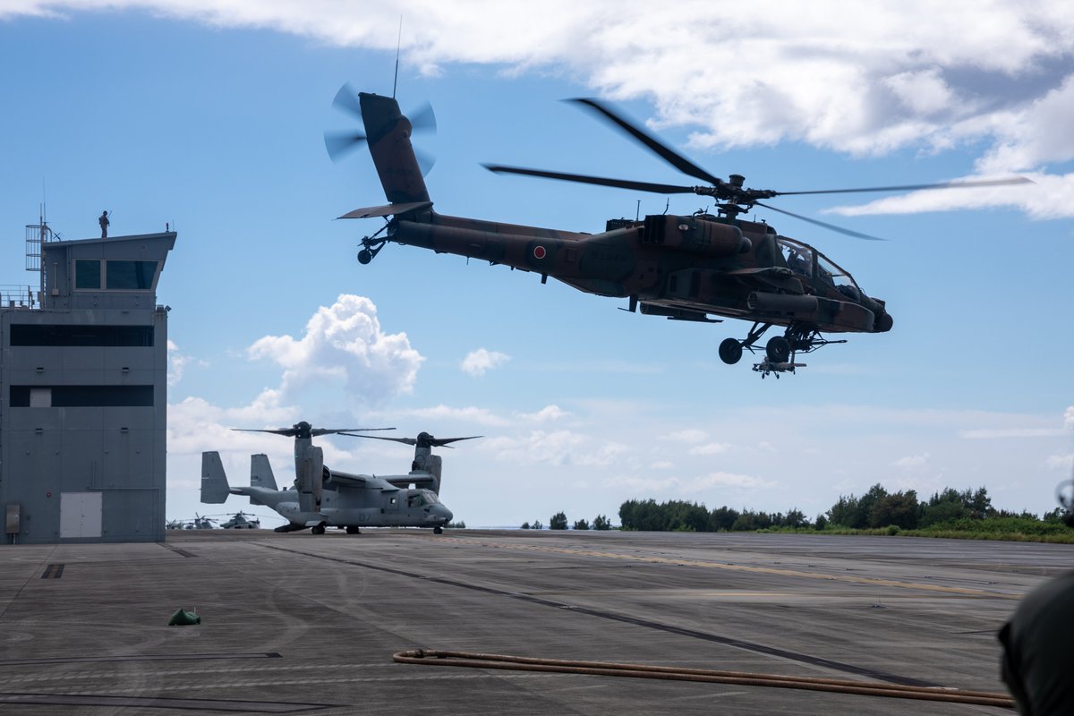 Roberto_yeager's tweet image. Hoy en aeronaves exóticas:
Es de sobra conocido, un #Apache, pero sólo 13 #Fuji-#McDD AH-64DJP fueron ensamblados (de una orden de 50) para la #JGSDF. Despegando de Ie Shima, #Okinawa durante el ejercicio Resolute Dragon 25 (#USMC photo by Cpl. Jeremiah  Barksdale) #AH64