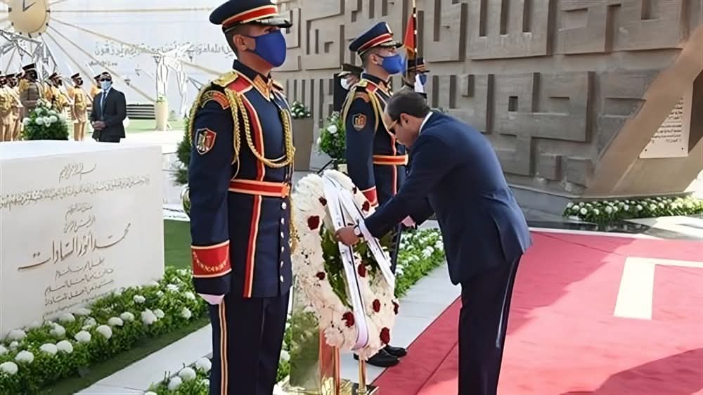 الرئيس السيسي يضع أكاليل الزهور على النصب التذكاري للجندي المجهول وقبري ناصر والسادات