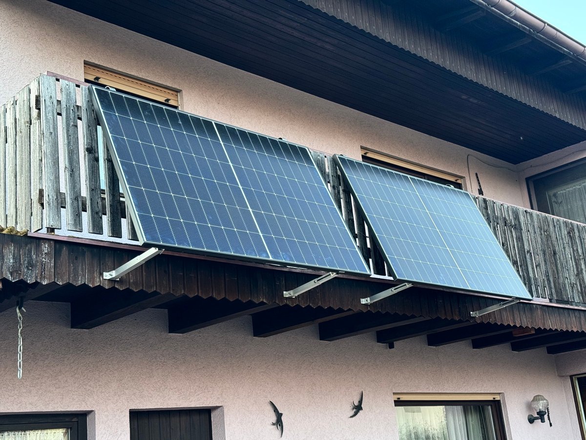 tech_tobi's tweet image. Vor 5 Monaten haben wir Schwiegervater, seit 2025 Rentner  (💰↘️😢), ein #Balkonkraftwerk geschenkt, montiert und angeschlossen. Es soll nachhaltig unterstützen. 2x 445W an Hoymiles 800W Mikro-WR haben inzw. &amp;gt;400 kWh erzeugt #pvbuddies  #Photovoltaik