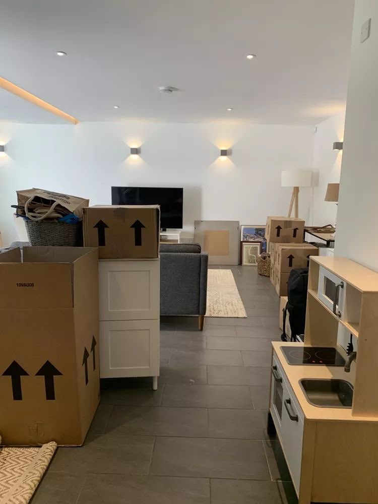 ⠀⠀  

📍Cempaka Golden Residence, Diamond A-116
      Jakarta Selatan

Duduk manis sambil minum es teh, biarkan jasa mover yang bekerja. Tinggal nunggu Caca <a href="/amoourine/">Catesha Hanford</a>, Babas <a href="/ovescome/">Sebastian, 핸포드.</a>, sama Rora.

 ⠀⠀