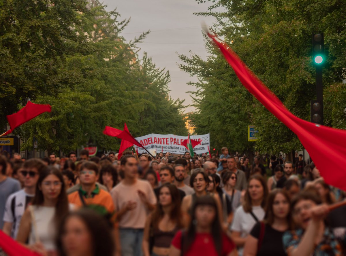 CJS_Granada's tweet photo. 🇵🇸 Ayer en Granada salimos a la calle una vez más a denunciar el imperialismo genocida y la complicidad de nuestros gobiernos con el sionismo.

La lucha palestina es la causa de la juventud trabajadora de todo el mundo 🚩.

¡Abajo el estado de Israel! https://t.co/qWjfKt5cjl