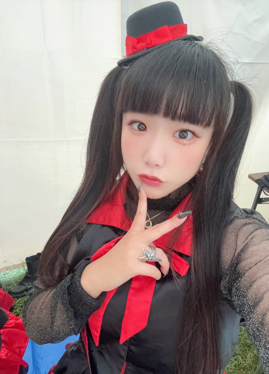 miinyaaaaan0915's tweet image. 傘さしながら見てくれてありがと😭❤️
雨降りさんの中でもライブできてよかったー！
こんなライブもたまにはありよね？？笑

ありがとう😭差し入れもプレゼントも感謝🥺！！

#みぃにゃん超絶可愛い 
#TEN6