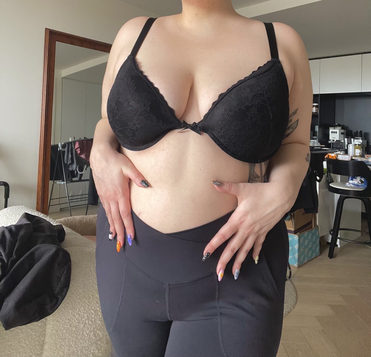 it’s hawt today pals 🖤 (bonus nail tits)