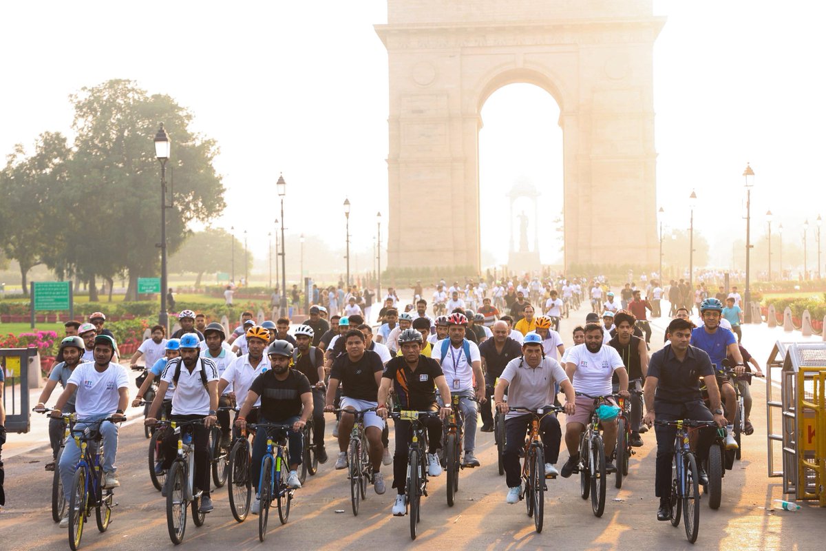 airnews_mumbai's tweet image. जागतिक शिक्षक दिनानिमित्त #फिट_इंडिया_संडेज_ऑन_सायकल या मोहिमेच्या विशेष अंकात केंद्रीय आरोग्यमंत्री @mansukhmandviya यांनी भाग घेतला.

🚴  नवी दिल्लीच्या ध्यानचंद स्टेडीयमपासून निघालेल्या या सायकल यात्रेत मोठ्या संख्येने शिक्षक आणि विद्यार्थी सहभागी झाले.

#FitIndia #Cycle