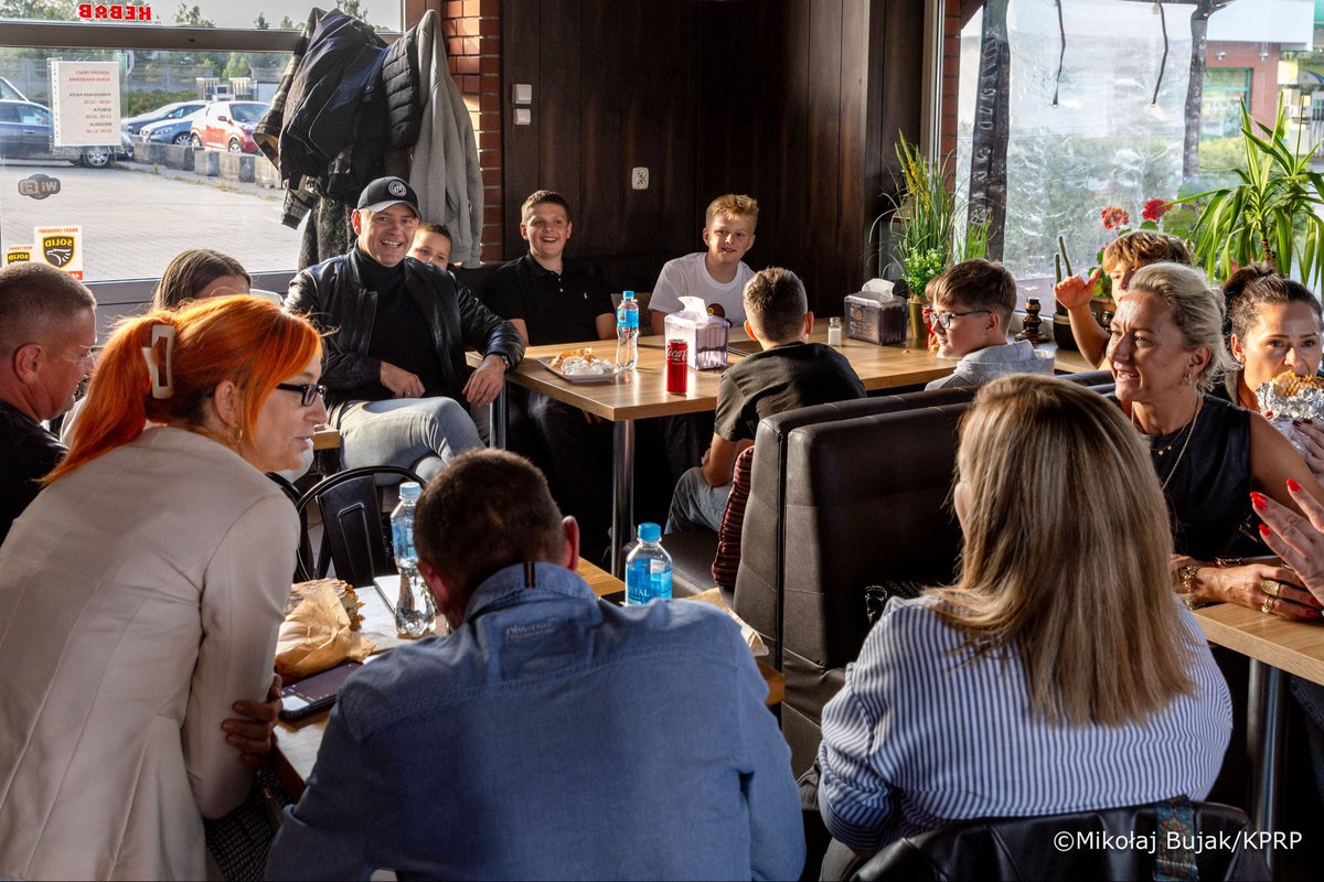 ‼️ Prezydent nie tylko z uczniami ale i z rodzicami na obiecanym kebabie w Wolanowie 💥 Kolejna spełniona obietnica, niby nic wielkiego, a ile radości 💪🇵🇱👏 Brawo, Panie Prezydencie 🙌