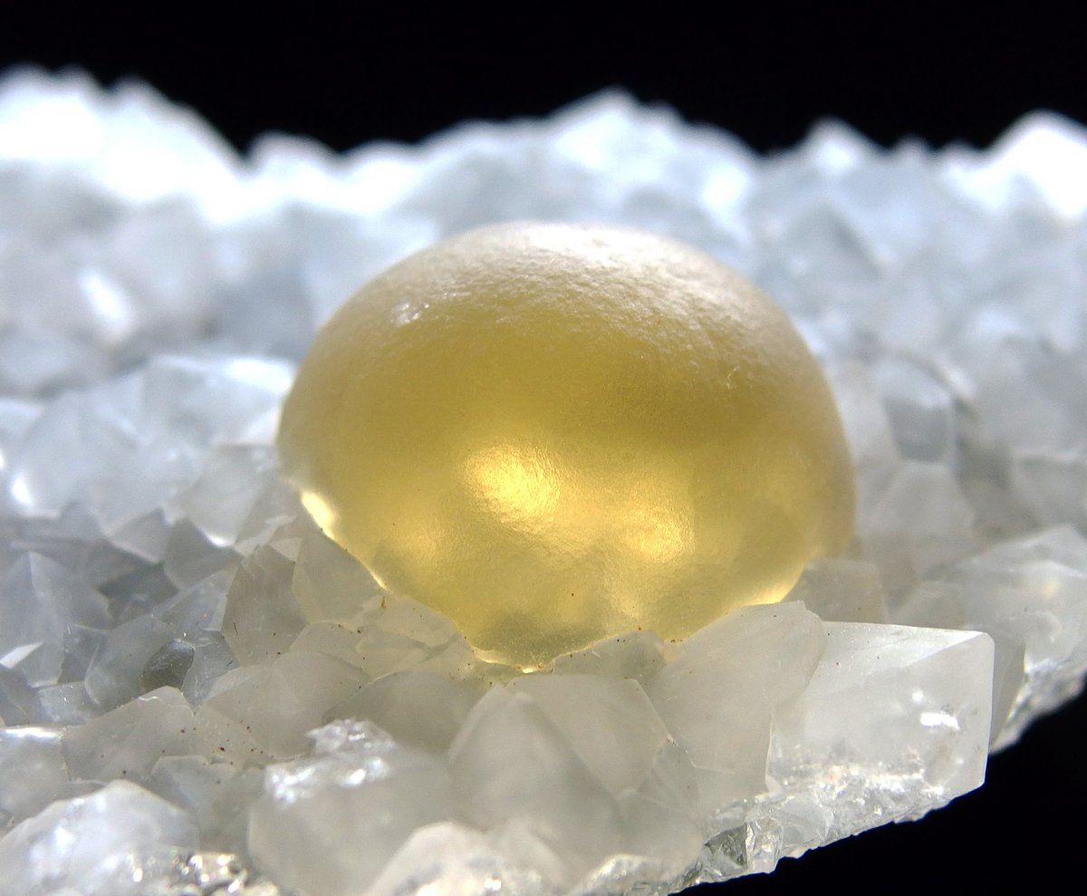 kuma_460's tweet image. お月様っぽいフローライトは横から見るとドーム状です✨