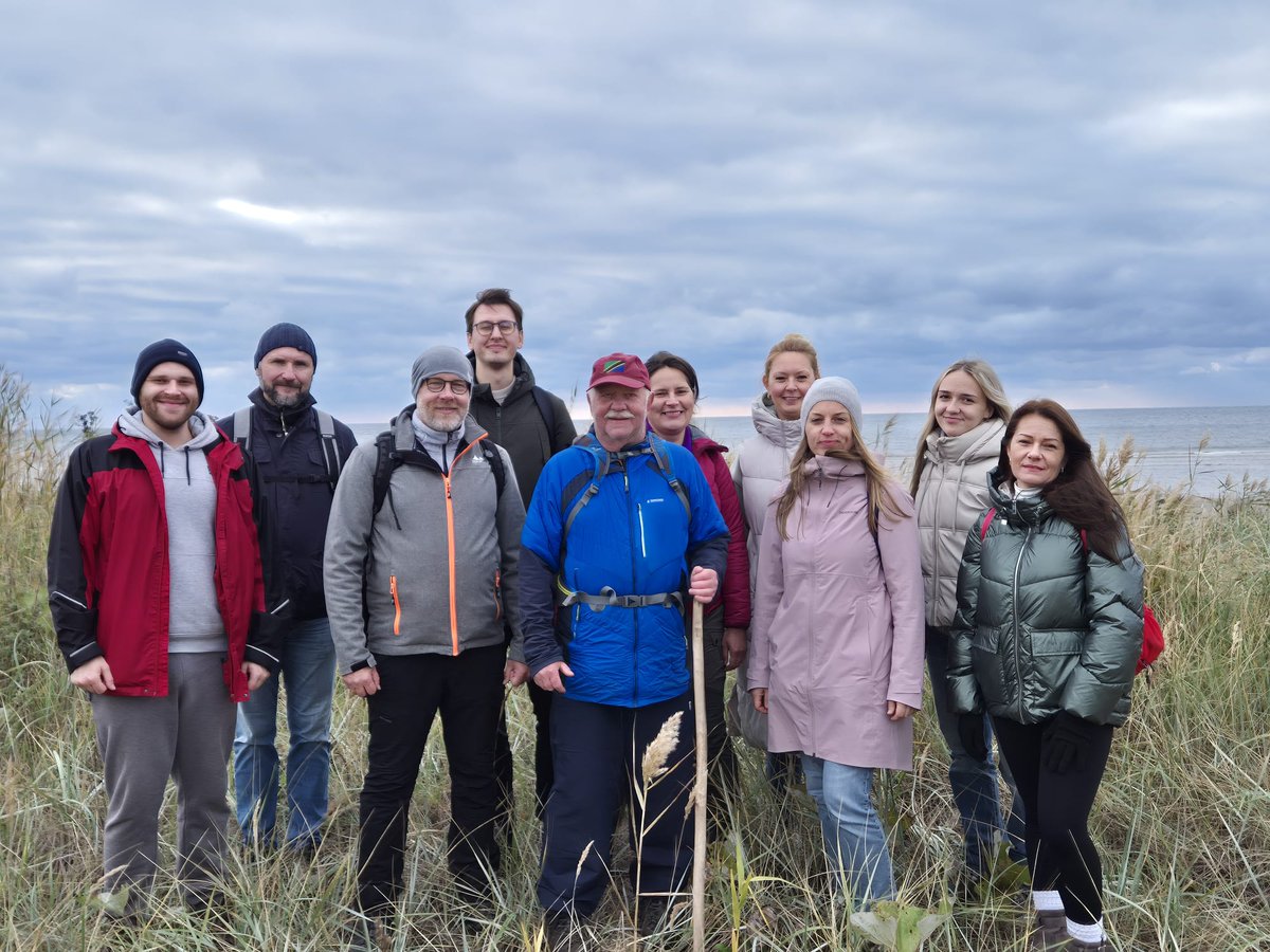 Tradicionālais <a href="/cers_jurkans/">CersJurkāns</a> pārgājiens, kurā noķērām pirmšķietami pēdējo saulaino šā rudens dienu. Šoreiz -no Kuivižiem līdz Ainažiem un Igaunijas robežai.
Bija jautrs piedzīvojums atraktīvā gida <a href="/Dzintris/">Dzintris Kolāts</a> vadībā, uzzinot daudz jauna, tostarp par nēģiem un Latvijas vēsturi😀.