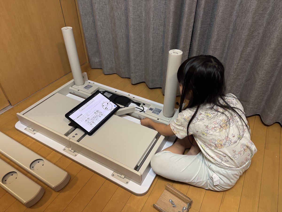 AnomaloG's tweet photo. #desksetup 中!
工作好きの長女が『自分でやってみたい!』
と言うのでサポートしながら組み立て中。
説明書を見てボルトを探してレンチで締めて…
良い経験👍
#MOTTI #子供用デスク #勉強机 #昇降デスク https://t.co/C1imcKzi2Q