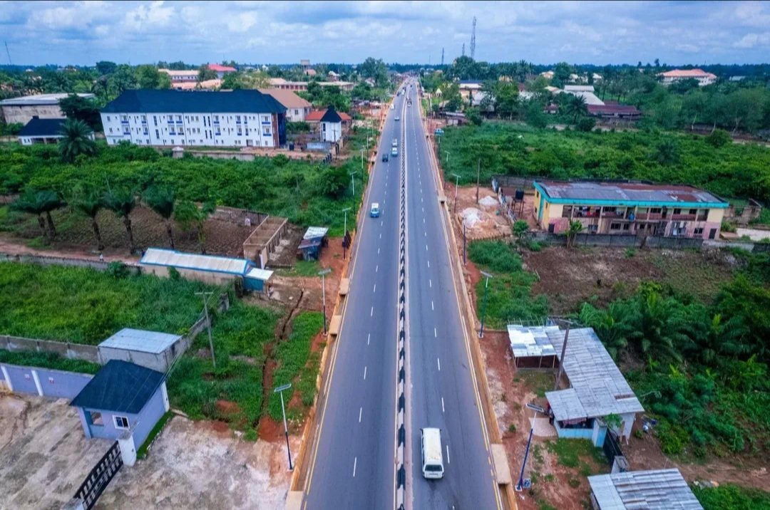 The Owerri–Mbaise–Umuahia Road isn’t just a highway, it’s a masterpiece of nature and development. 🌴 🇳🇬
Surrounded by lush greenery and a beach-like charm, it gives travelers a peaceful, coastal vibe even miles from the ocean.