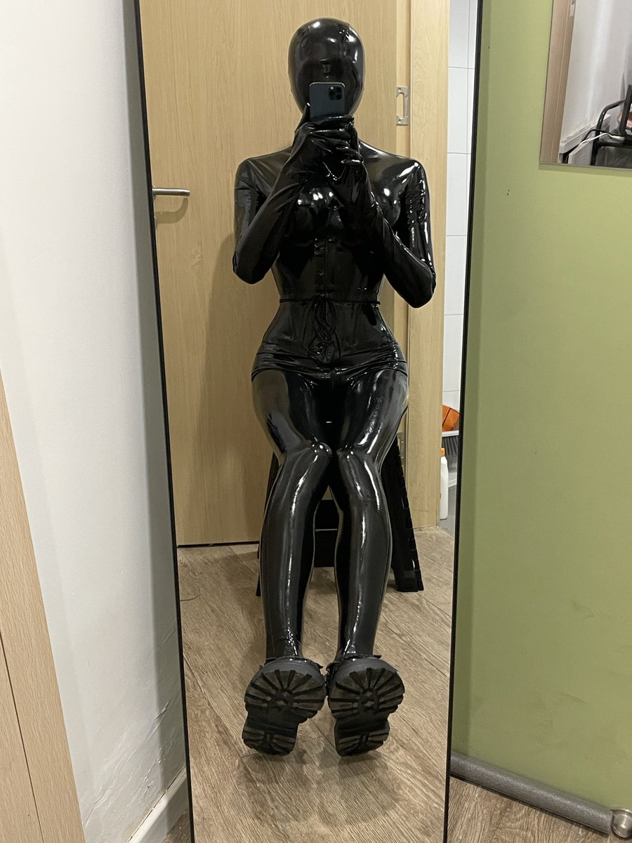 CrazyD95233's tweet photo. 紧身 latex 包裹着你的身体，光滑的黑色表面在镜中反射出诱人的曲线，那双修长的大腿在坐姿下微微张开，简直像在无声地勾引我。那只戴着 latex 手套的手摆出挑逗的姿势，指尖仿佛在空气中划过我的皮肤，带着湿热的期待。镜子里你那隐秘的眼神透过面罩，仿佛在低语着“过来，触碰我最敏感的地方” #乳胶衣 https://t.co/vvMvYZLDCm