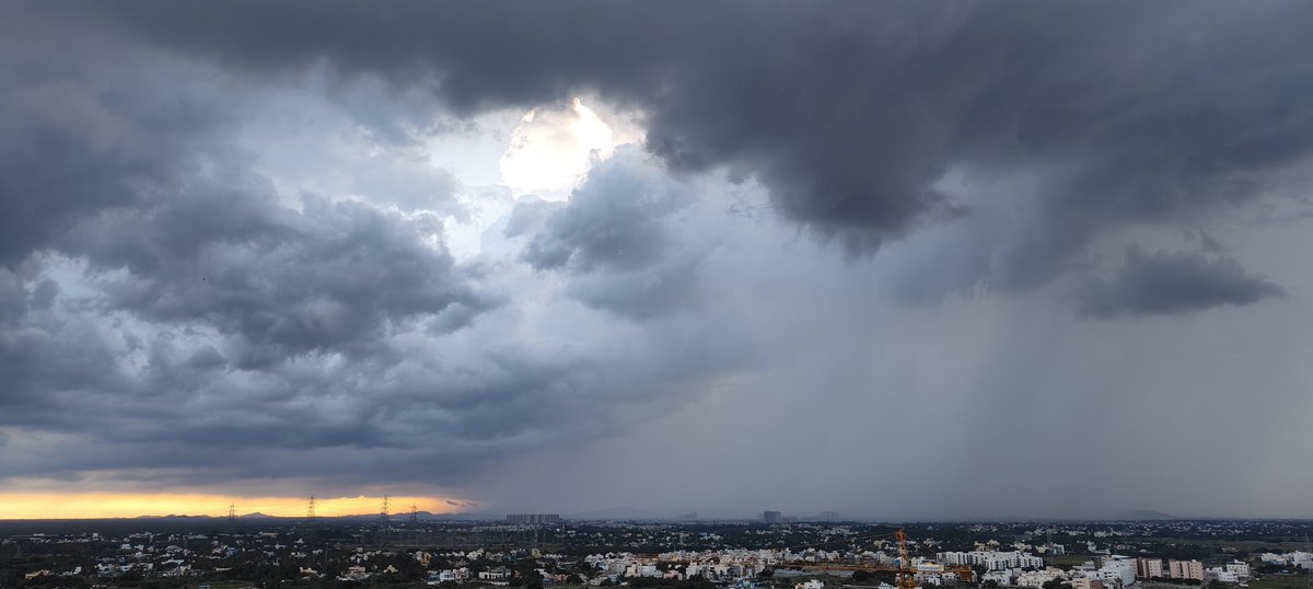 prathapmccall's tweet photo. Rain shafts captured by @tkabhishek2 at Semmancheri #Chennairains #raincurtain https://t.co/slXlRycp6v