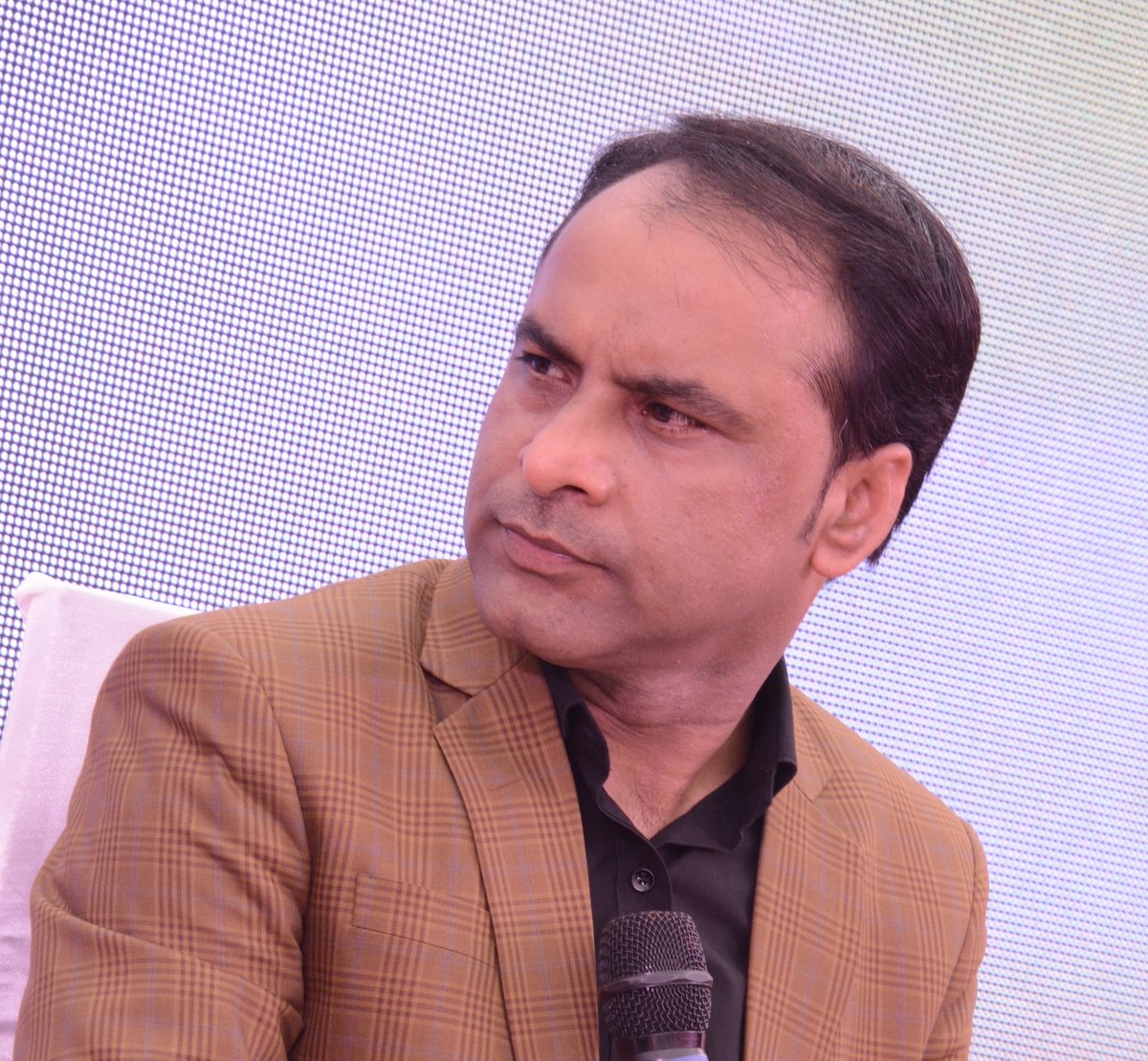 RaghvendraLive's tweet image. इक दिन ख़ुदा से माँग ली हम ने ज़रा सी रौशनी 
उस की इनायत ये हुई सूरज उठा कर दे दिया

~ राघवेंद्र द्विवेदी #Poetry #Shayari
#Sunday #SundayMotivation