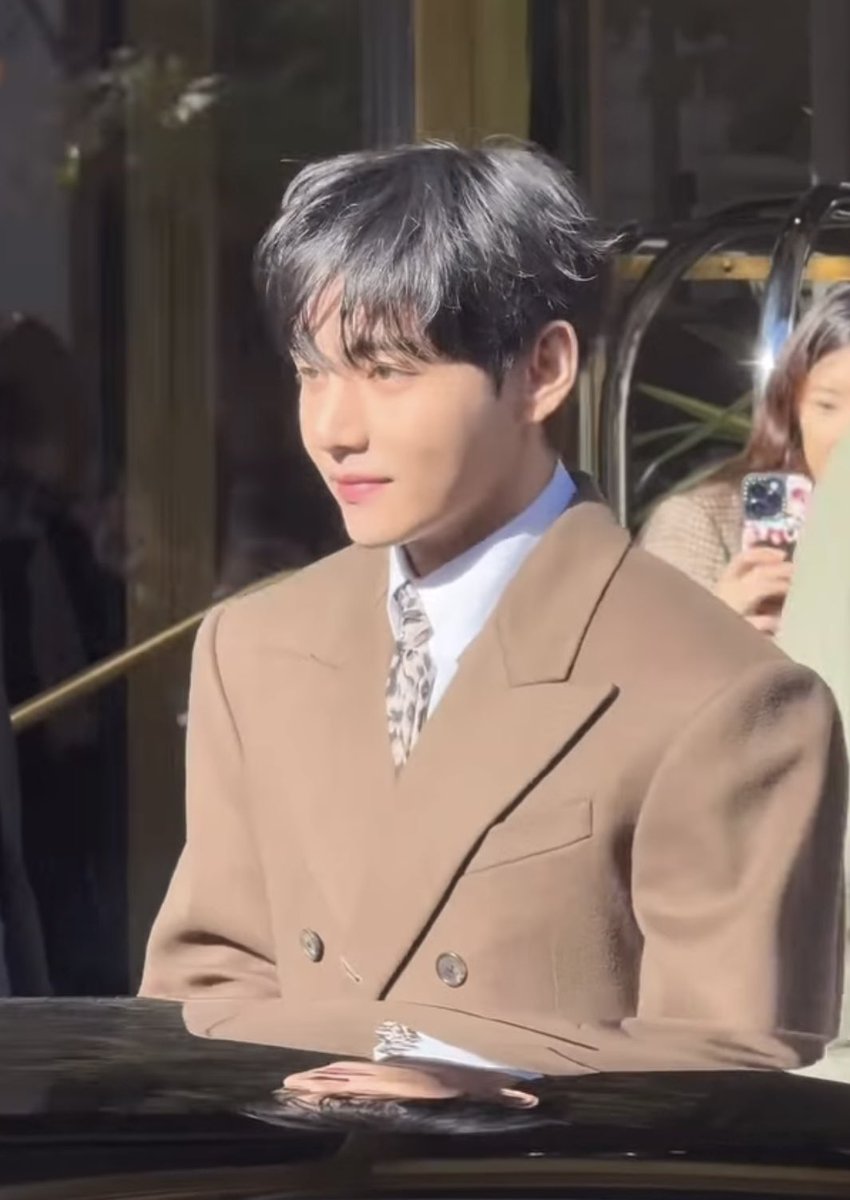 BTSVChartData's tweet photo. Taehyung has surpassed 18 million engagement in less then 2 days, 12 million today alone with 6 million mention across all tags.

V AT CELINE FASHION SHOW
TAEHYUNG TAEHYUNG 
#VxCelineEte26 @celineofficial https://t.co/f7BiddQeJn