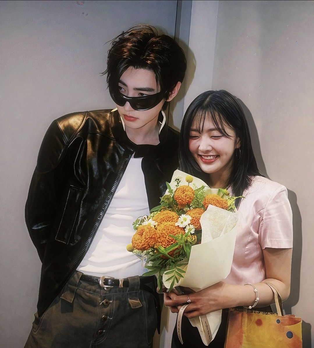 sablezip's tweet photo. how do you spend your weekend? this weekend my boyfie just bought me this beautiful flowers💐 (don't mind him, he's in his nonchalant era lol) https://t.co/qAlr68KOUw