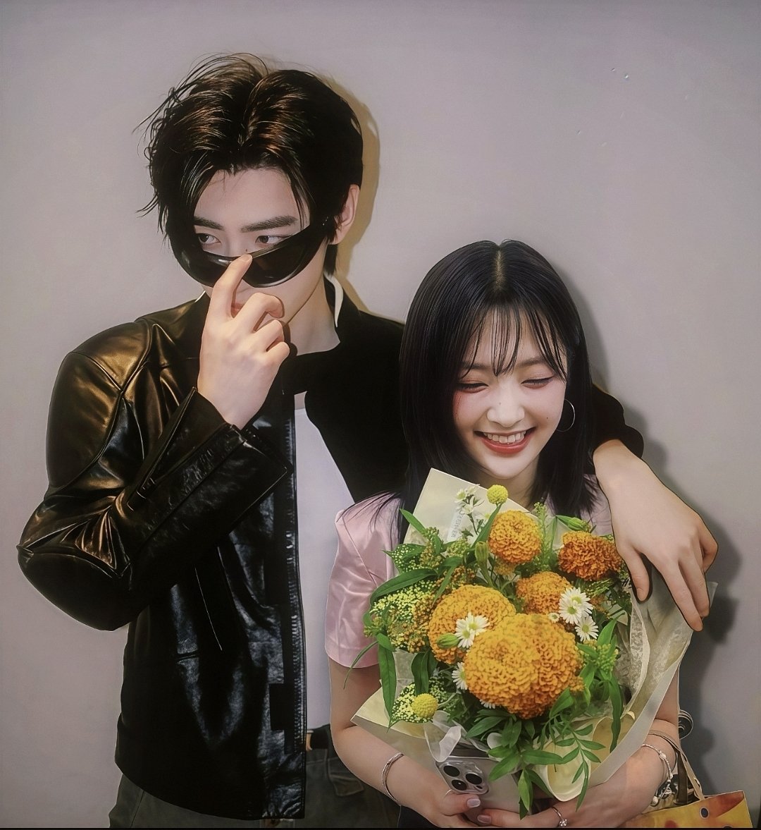 sablezip's tweet photo. how do you spend your weekend? this weekend my boyfie just bought me this beautiful flowers💐 (don't mind him, he's in his nonchalant era lol) https://t.co/qAlr68KOUw
