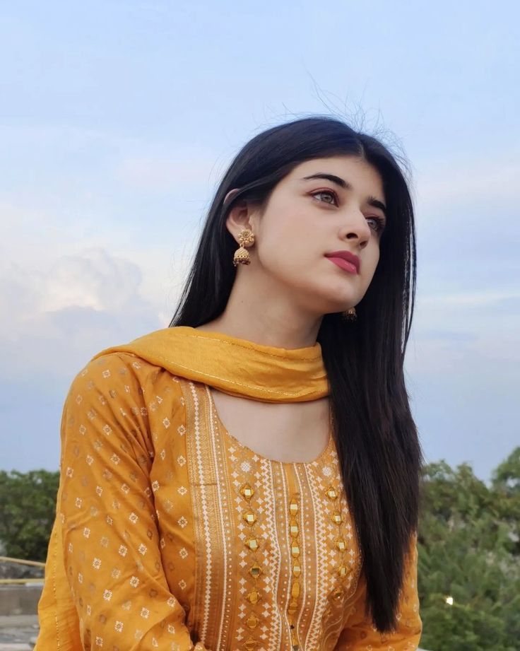 amayra_0067's tweet image. Good evening friends 🥰😍😘 
शौक की कीमत,
और ज़िद के अंजाम नहीं देखे जाते..🌹💫💯