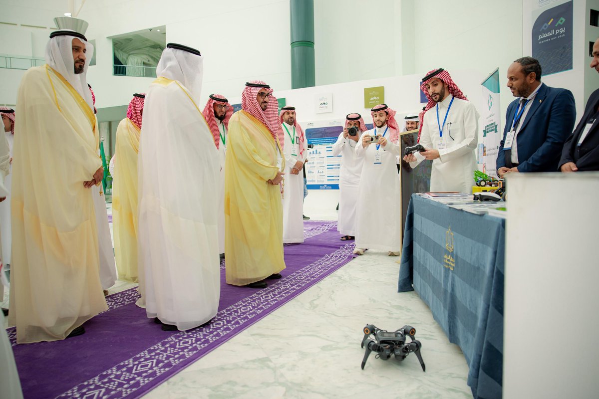 QassimUniv1's tweet photo. خلال رعايته حفل الجامعة بمناسبة #اليوم_العالمي_للمعلم..

اطّلع سعادة رئيس #جامعة_القصيم على المعرض المصاحب، الذي اشتمل على أركانٍ تضمّنت ملصقات بحثية تناولت موضوعات في التطوير المهني والتربوي، إلى جانب مشاركة عددٍ من المدارس والجمعيات بالمنطقة، وذلك في مركز الملك عبدالعزيز للمؤتمرات بالمدينة الجامعية.