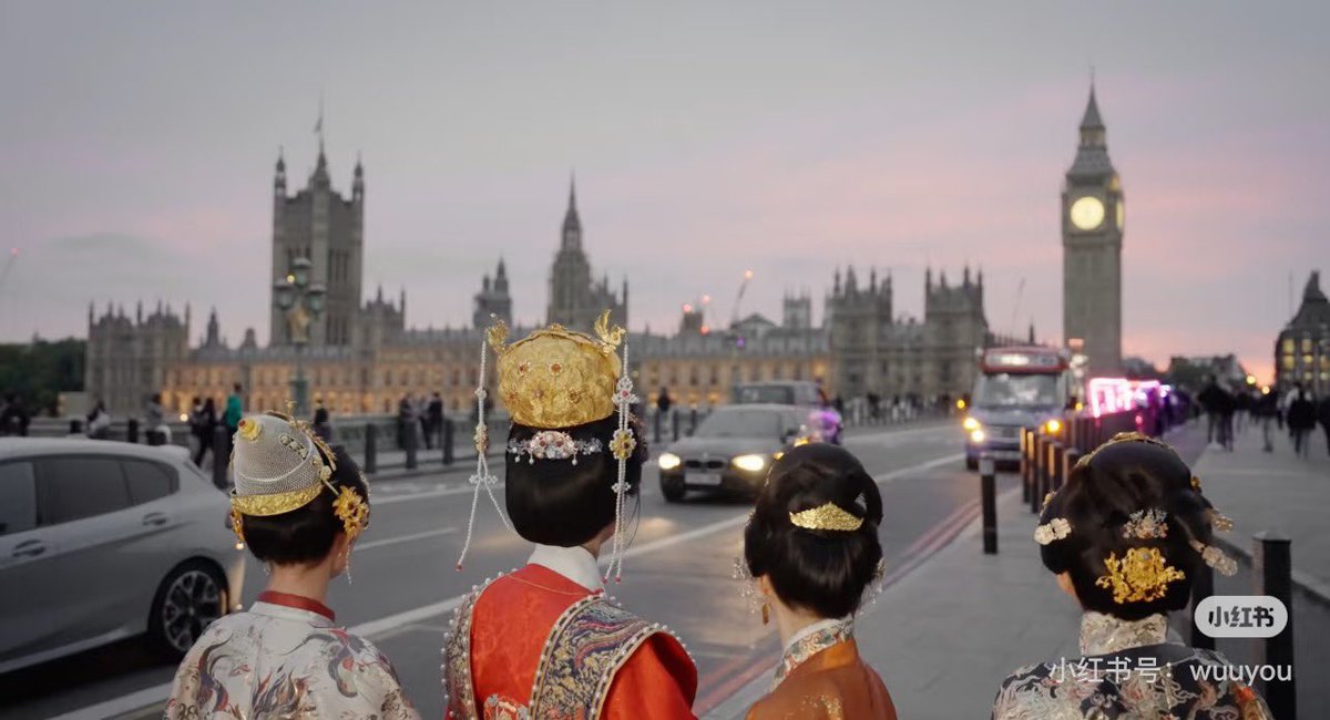 AmazingHanfu's tweet image. In front of London's #BigBen, Ming Dynasty #Hanfu meets Zheng He's Western Seas voyage. Porcelain, silk, and goodwill then; traditional Chinese Hanfu now. Each stitch tells a story. Sharing our #heritage one #outfit at a time!（via.Zhu Wuyou）